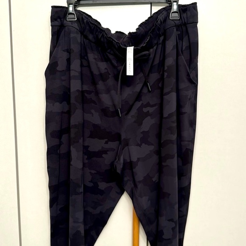 Women's Black Camo Jogger Pants - Casual Comfort